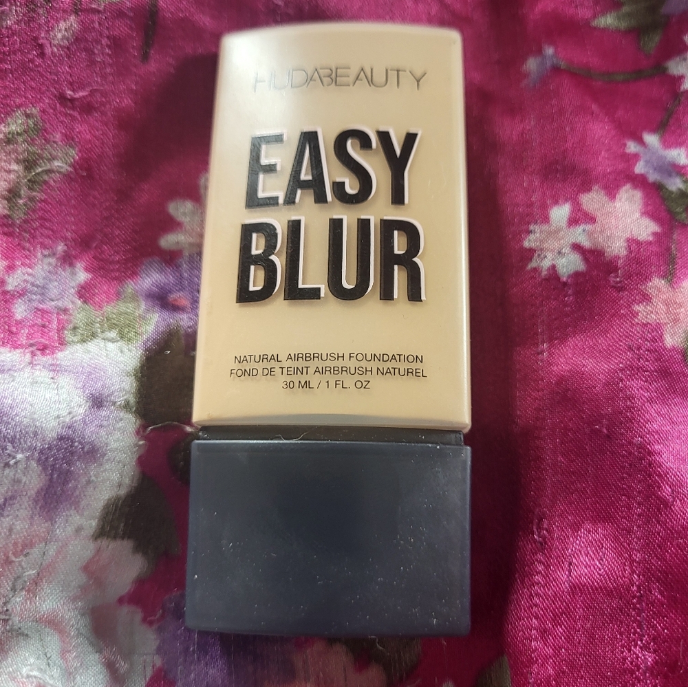 HUDA BEAUTY Easy Blur Foundation 300 LATTE